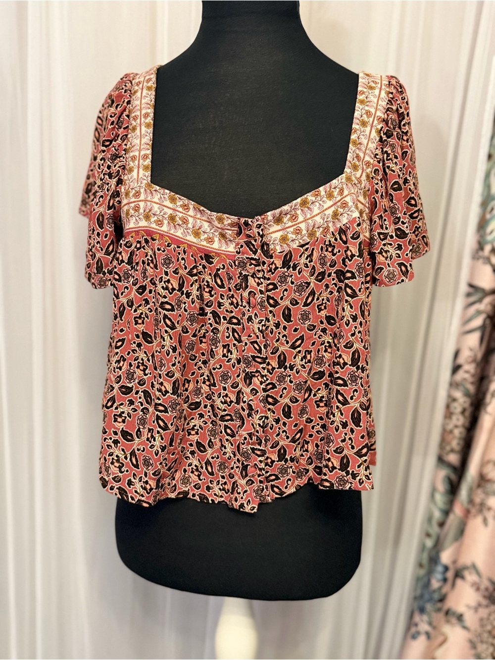 Coco + Jaimeson Boho Floral Blouse Size Small NWT Rayon Flutter Sleeve
